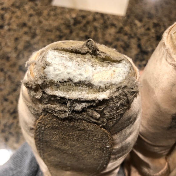 Old used pointe shoes - Picture 11 of 14